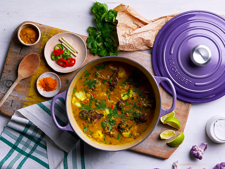 Krämig currysås med fisk och lila blomkål