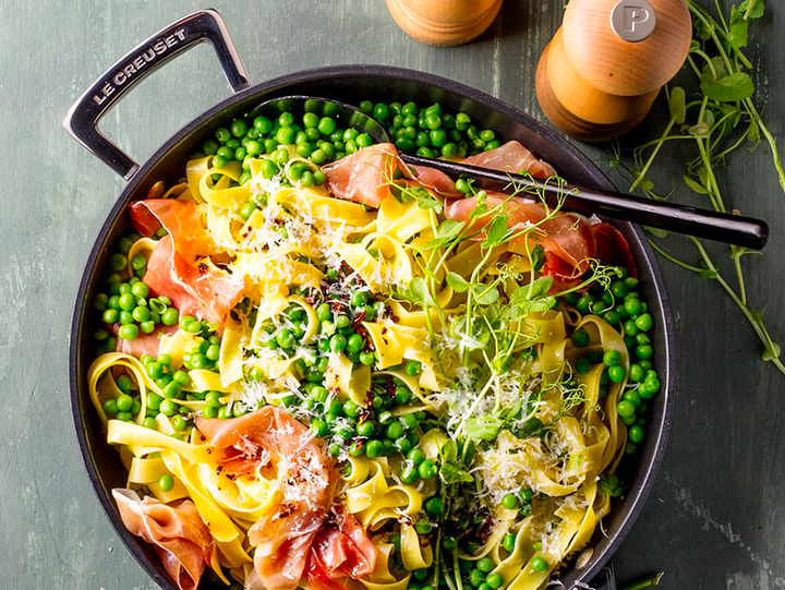 Fräsch pasta med ärter, parmaskinka och parmesanost