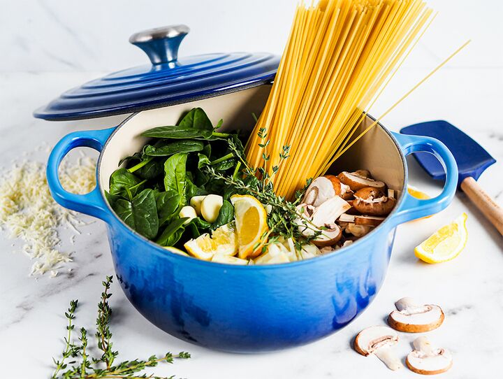 Vegetarisk pasta i en gryta med svamp, zucchini och spenat